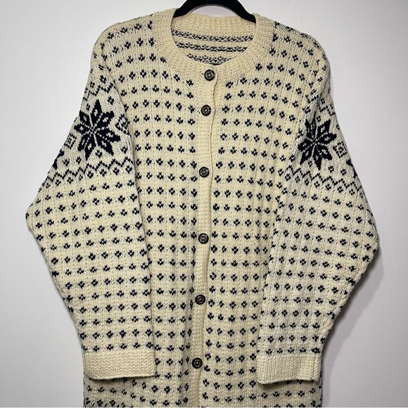 Vintage Nordic Women Navy  & Cream Snowflake winter chunky cardigan in size L/XL - Picture 2 of 10